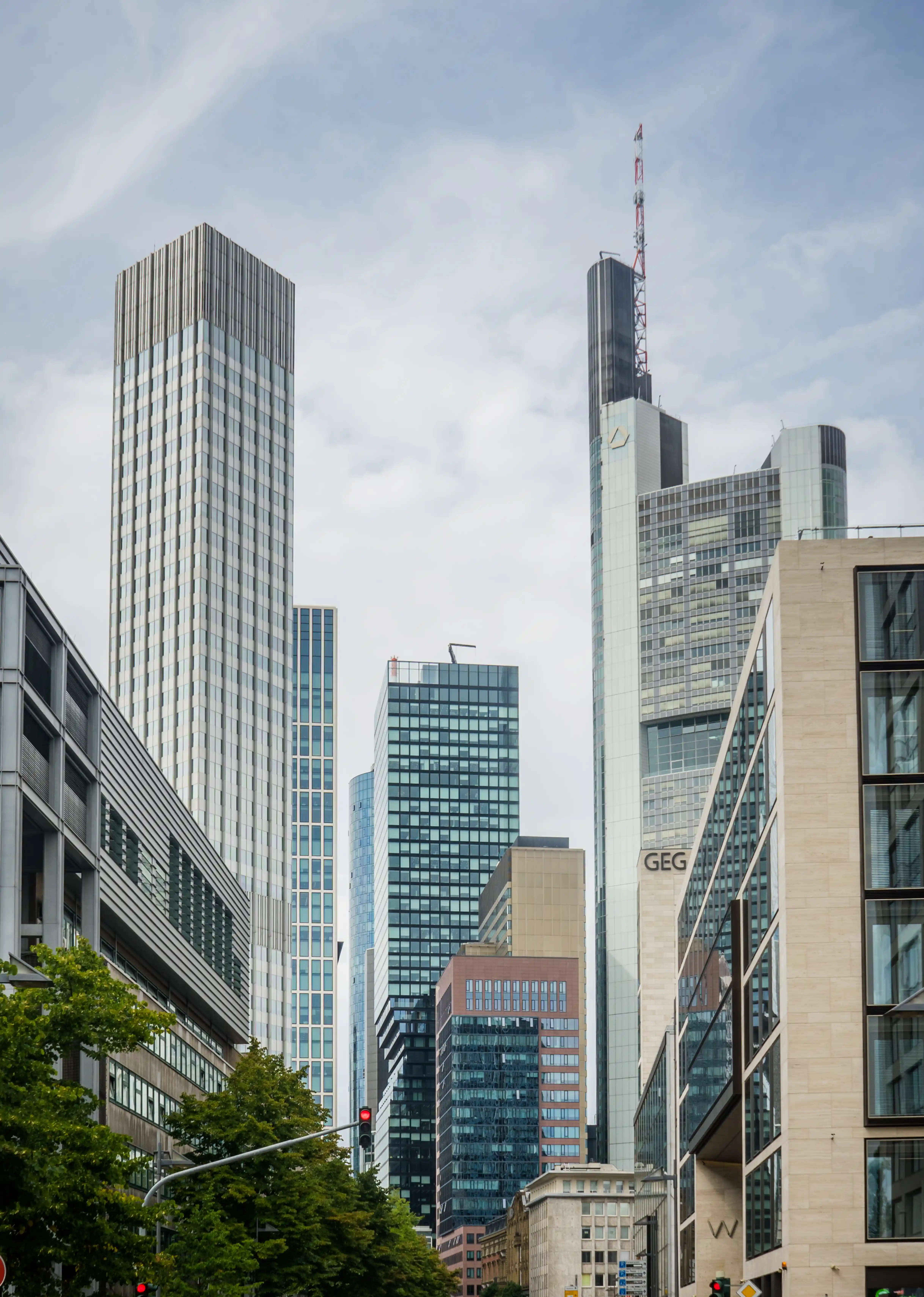 Hochhäuser der Frankfurter Skyline aus der Straßenperspektive