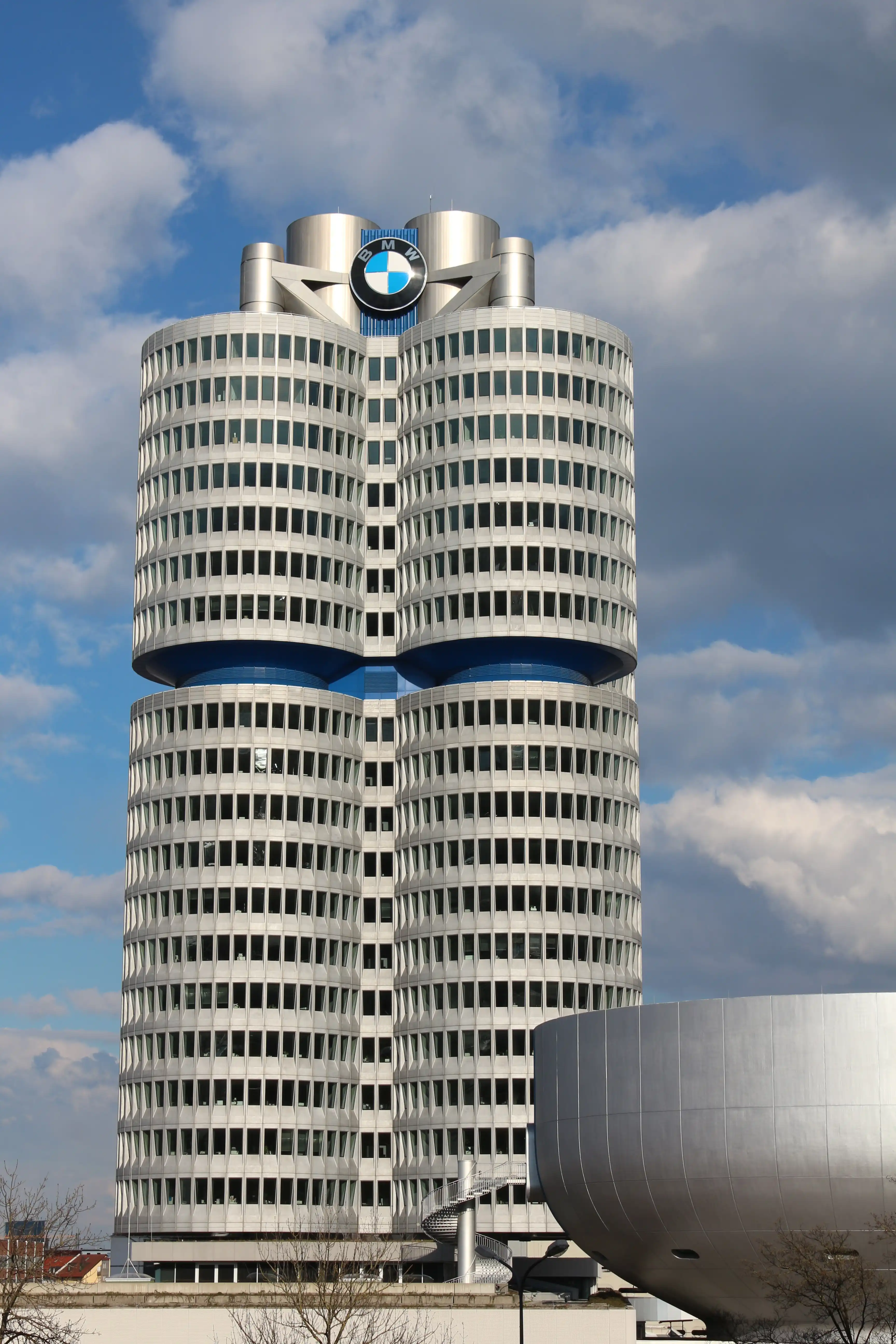 BMW-Vierzylinder, Firmenzentrale der BMW AG in München