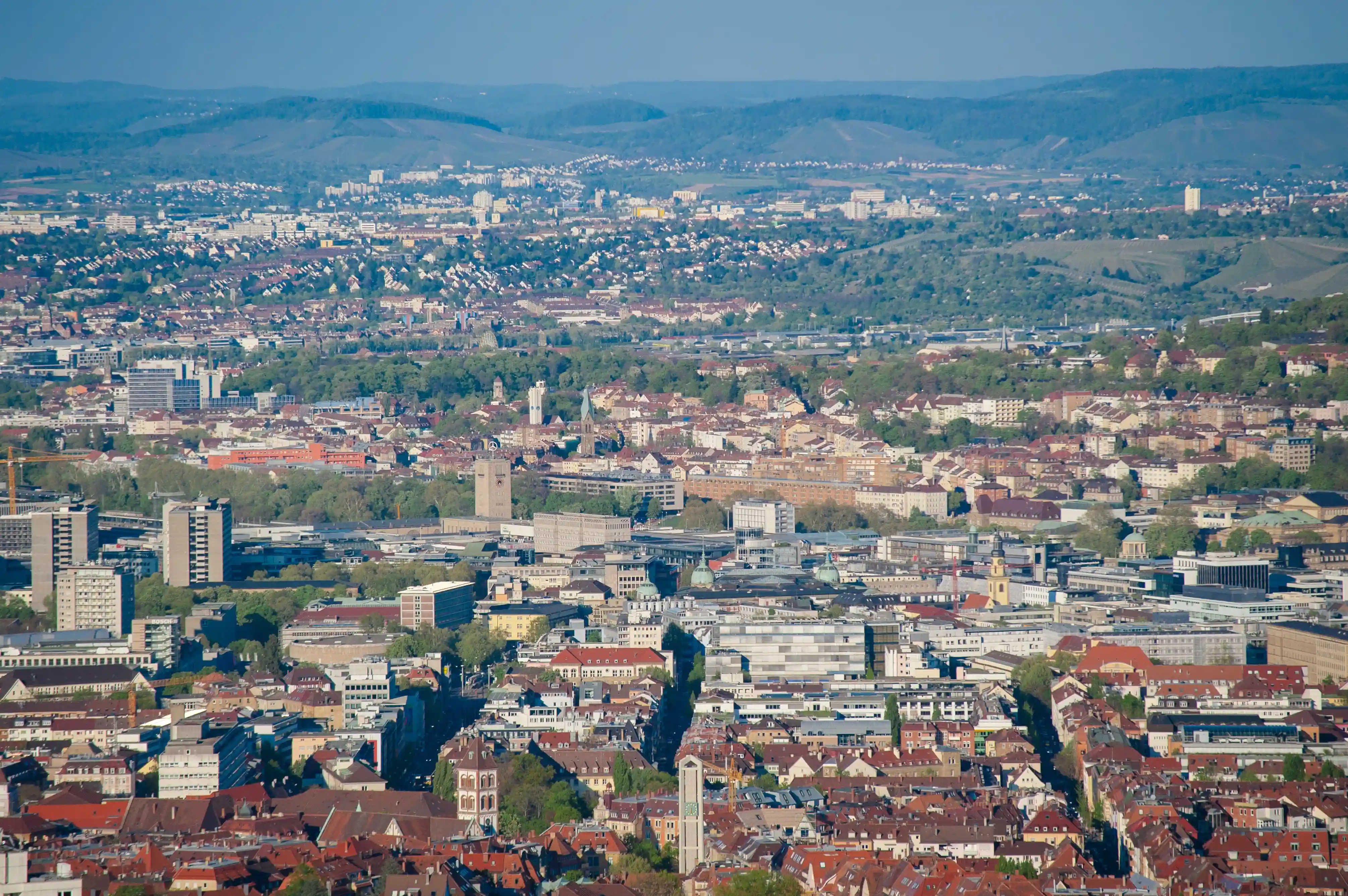 Luftaufnahme von Stuttgart im Talkessel